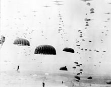https://upload.wikimedia.org/wikipedia/commons/thumb/9/9a/Waves_of_paratroops_land_in_Holland.jpg/220px-Waves_of_paratroops_land_in_Holland.jpg